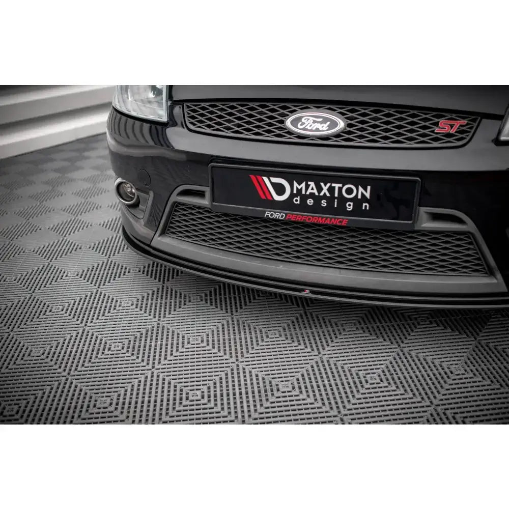 Front lip på Ford Fiesta ST Mk6 med sort Maxton Design frontspoiler og synlig grill.