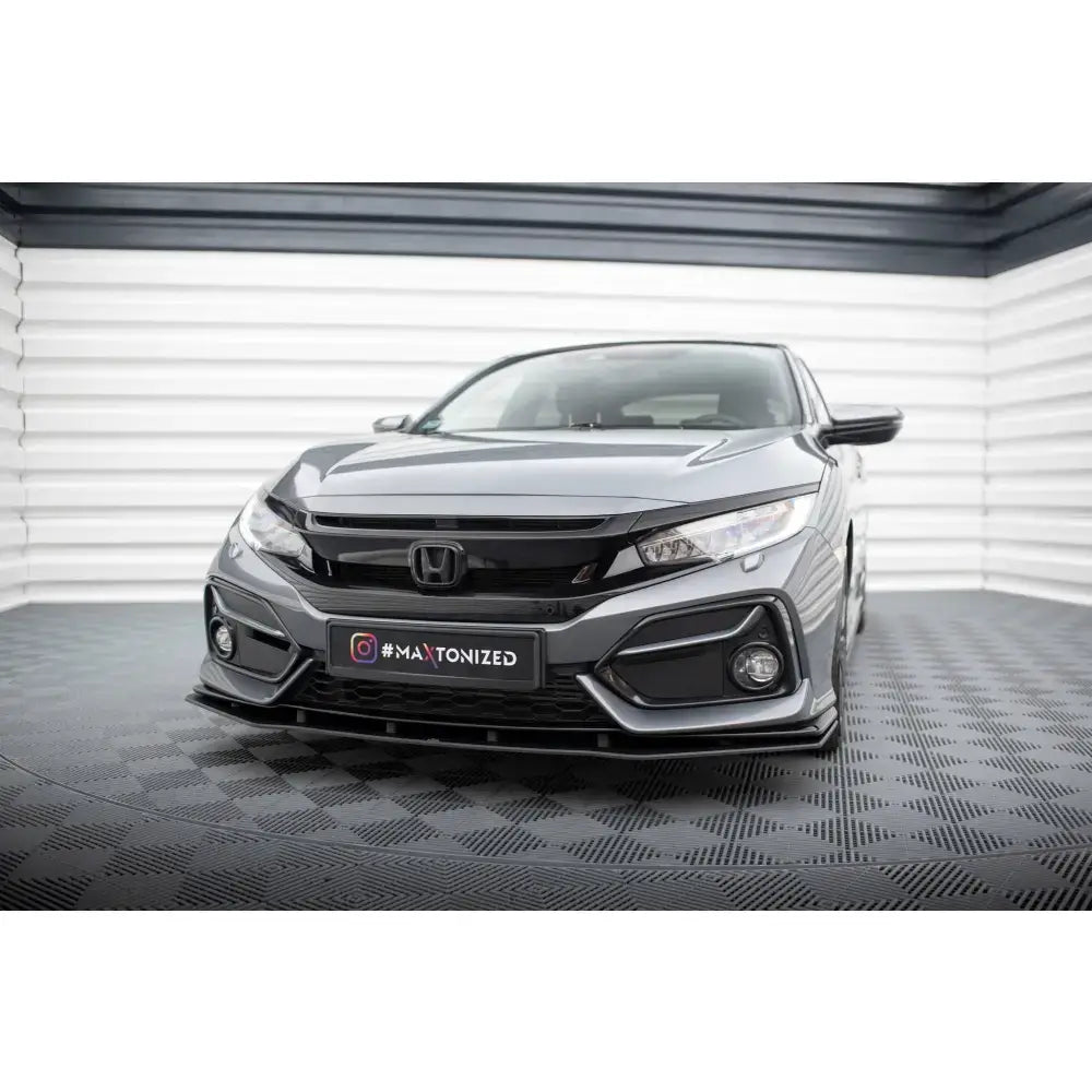 Frontspoiler Street Pro Honda Civic Sport Mk 10 på svart bil i lyst showroom med sporty detaljer.