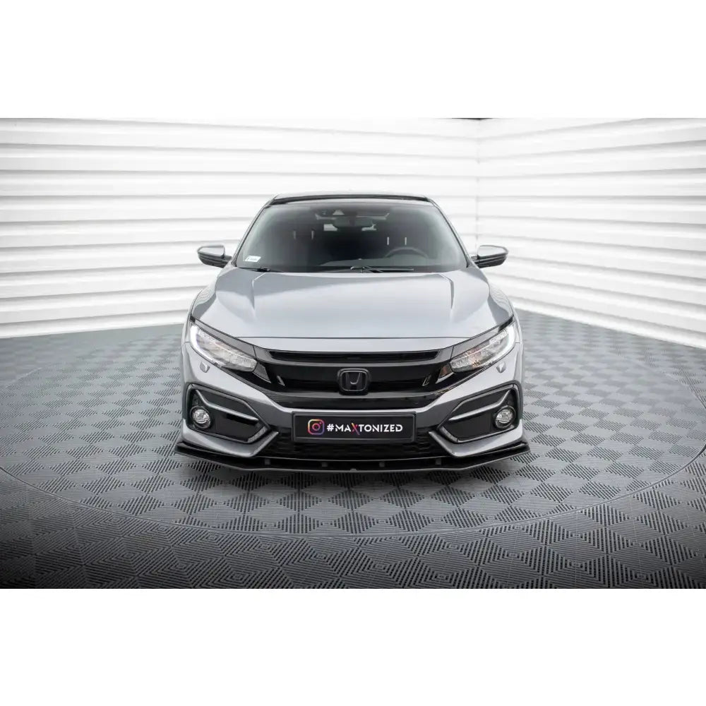 Frontsplitter Street Pro Honda Civic Sport Mk 10 montert på grå bil sett rett forfra i lyst studio.