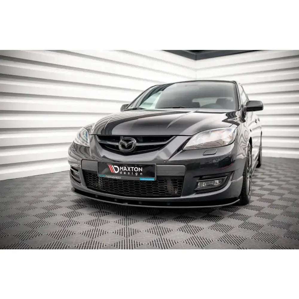 Front lip på Mazda 3 MPS Mk1 06-08, svart bil sett forfra med tydelig frontfanger og logo.
