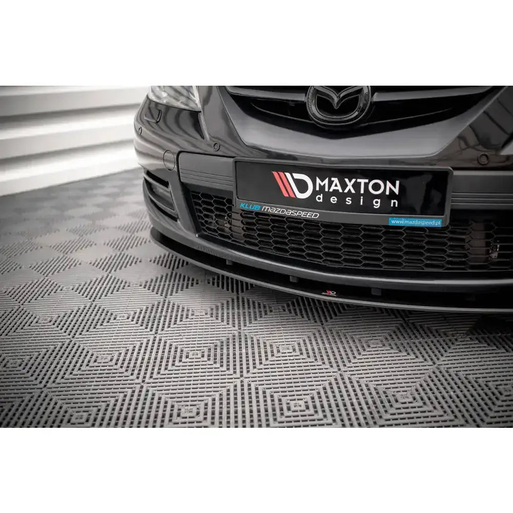 Frontsplitter på Mazda 3 MPS Mk1 Street Pro, sort spoiler foran grill, sett ovenfra på grått gulv.