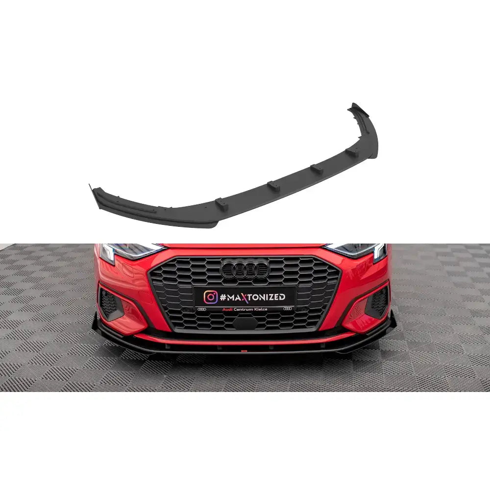 Frontleppe Street Pro med flaps til Audi A3 8Y i sort plast, montert under rød bils frontfanger.