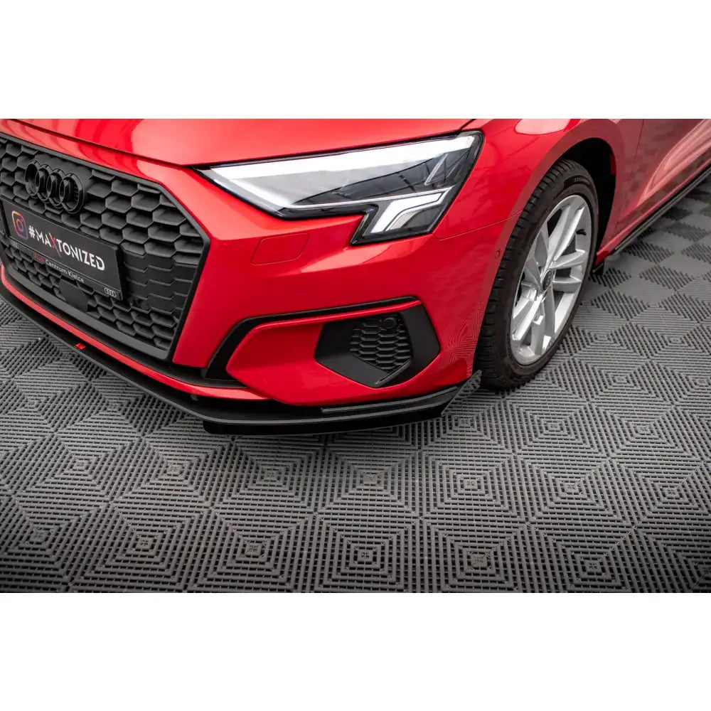 Front lip Street Pro med flaps på Audi A3 8Y, detalj av svart frontleppe, grill og høyre frontlykt.