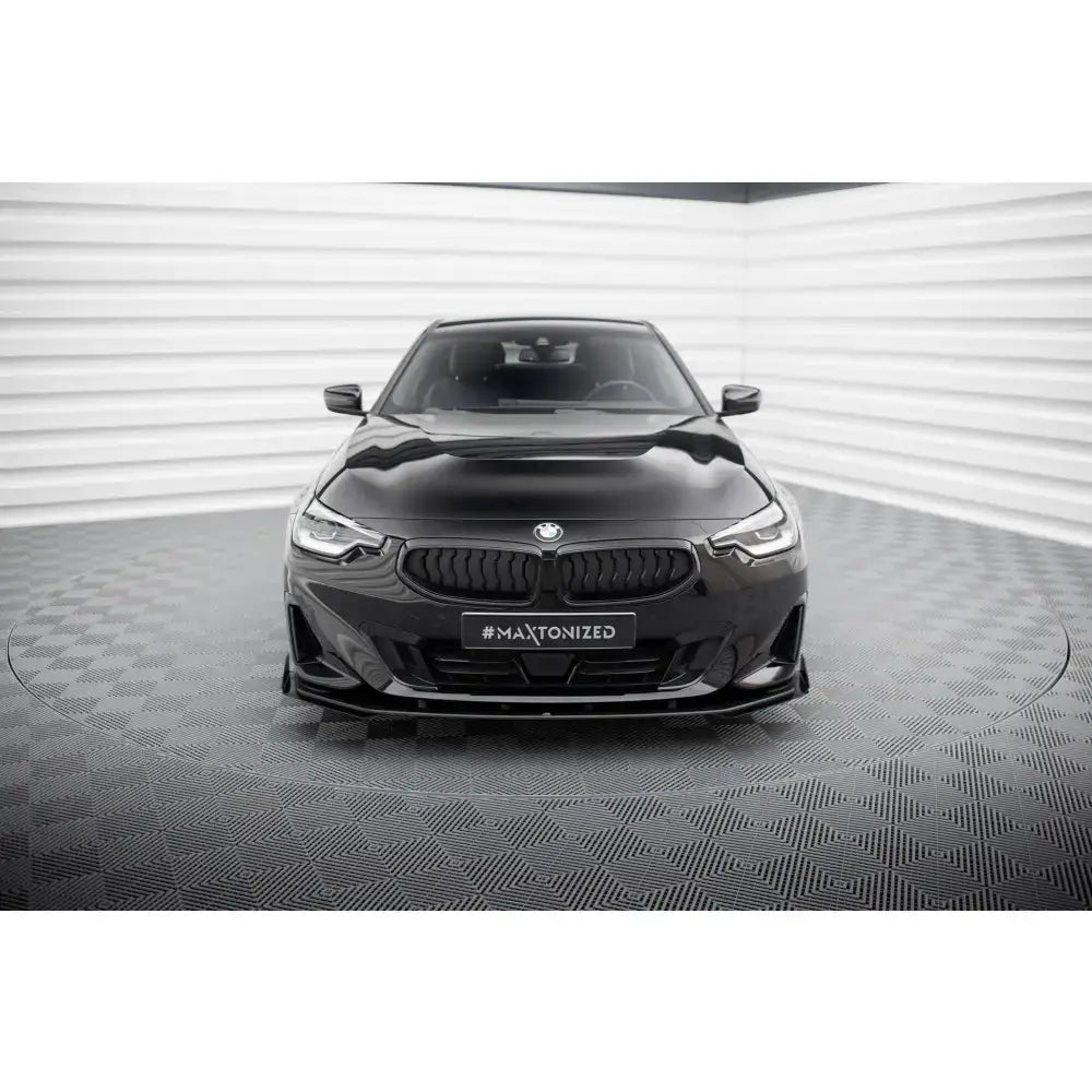 Frontsplitter Street Pro med flaps på sort BMW 2 Coupe G42 sett forfra i lyst rom.
