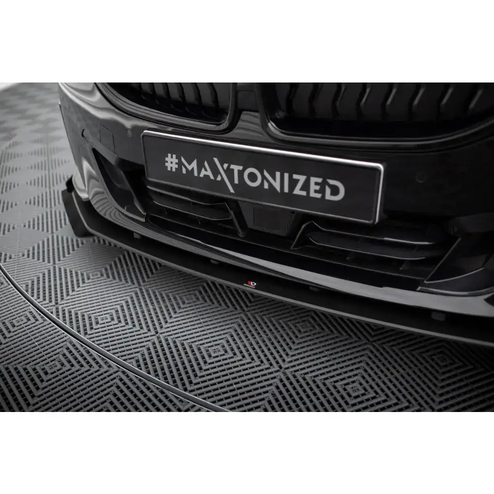 Front lip Street Pro med flaps på BMW 2 Coupe G42 med svart frontsplitter og skilt "#MAXTONIZED".