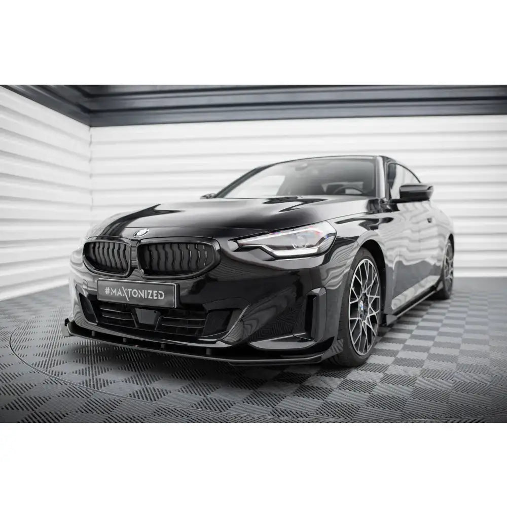 Frontspoiler Street Pro med flaps på BMW 2 Coupe G42, skrå forfra med markante felger og grilldetaljer.