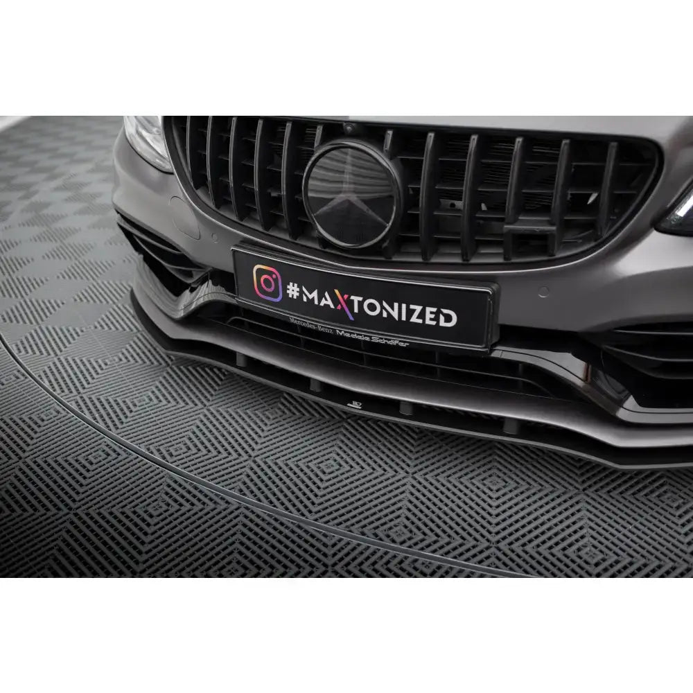 Front lip Street Pro med flaps på Mercedes-AMG C63 W205, svart og matt grå finish, lav vinkel.