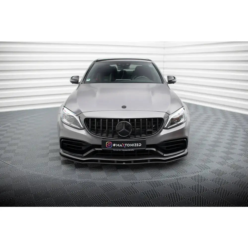 Frontsplitter Street Pro med flaps på Mercedes-AMG C63 W205, sett forfra i lyst studio.