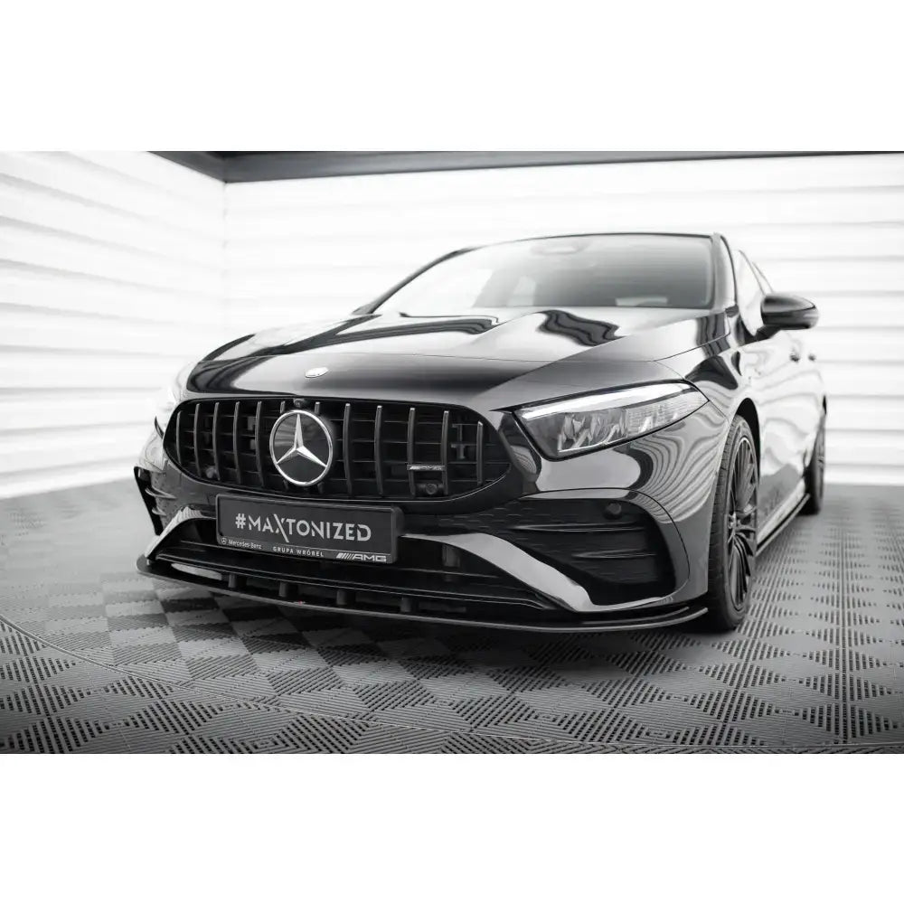 Frontspoiler Street Pro Mercedes-AMG A35 W177 Facelift sett forfra fra venstre i lyst rom.
