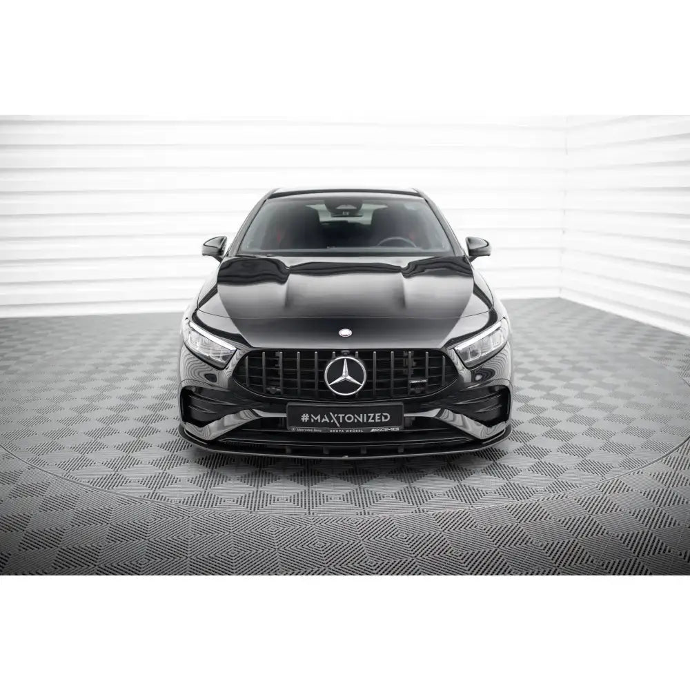 Frontsplitter på Mercedes-AMG A35 W177 Facelift, sett forfra med markant grill og blanke detaljer.