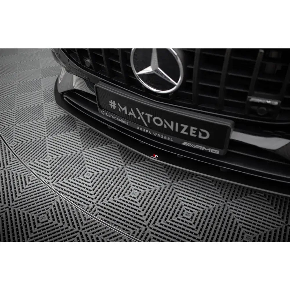 Front lip på Mercedes-AMG A35 W177 Facelift med blank svart spoiler og synlig grill nedenfra.