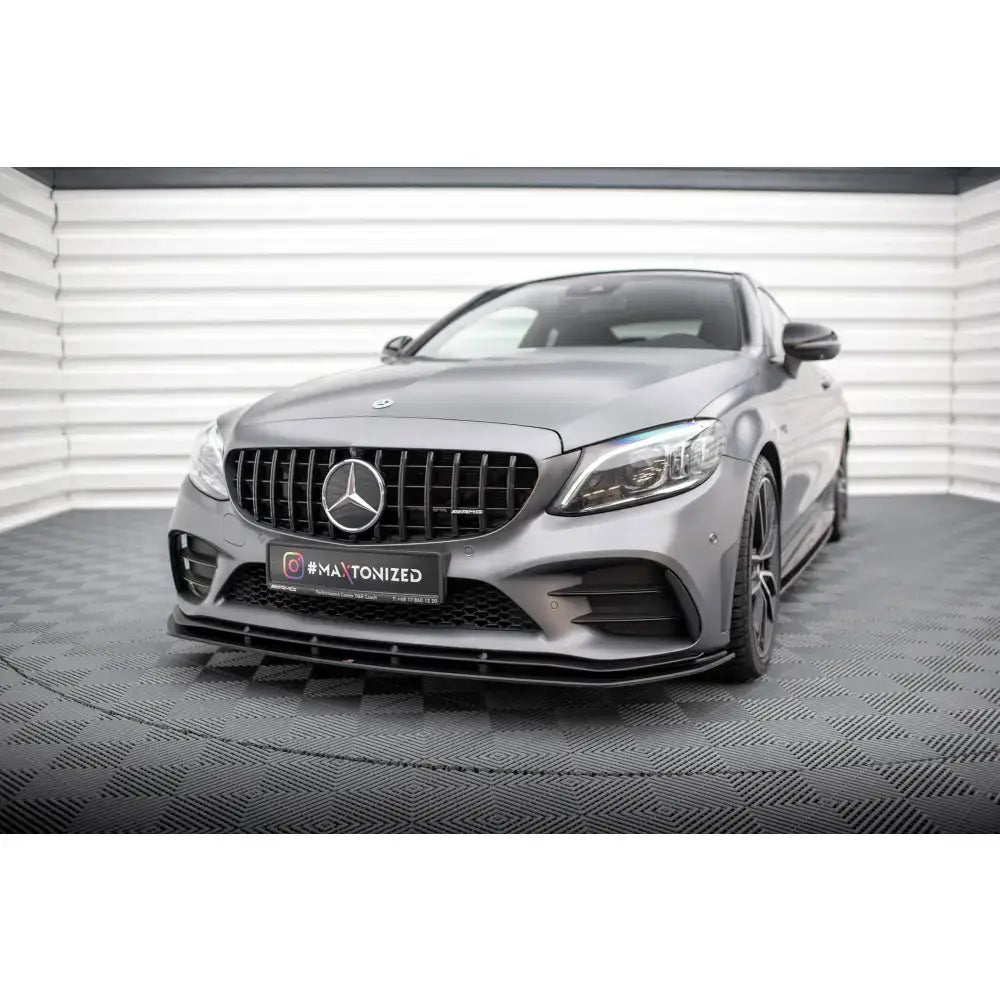 Frontspoiler på Mercedes-AMG C43 Coupe C205 Facelift med mattgrå lakk og sorte felger.
