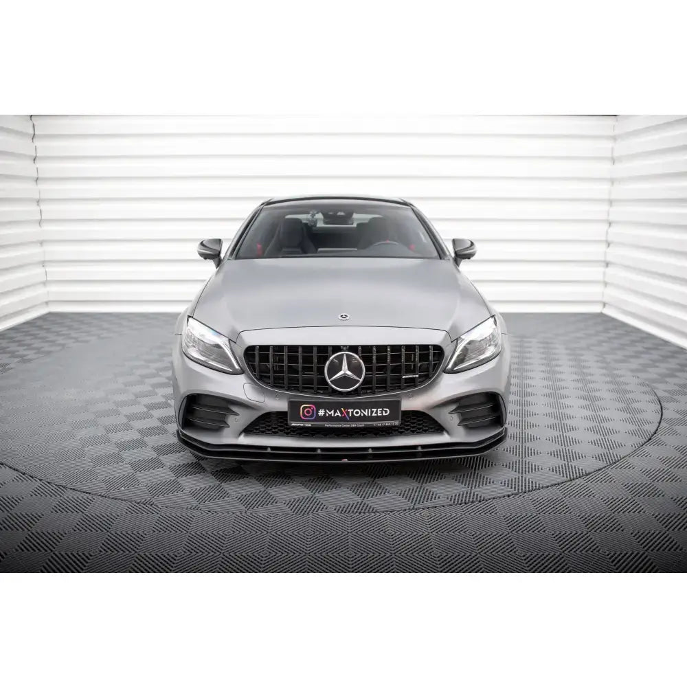 Frontsplitter på Mercedes-AMG C43 Coupe C205 Facelift, sett forfra med sort grill og kromdetaljer.