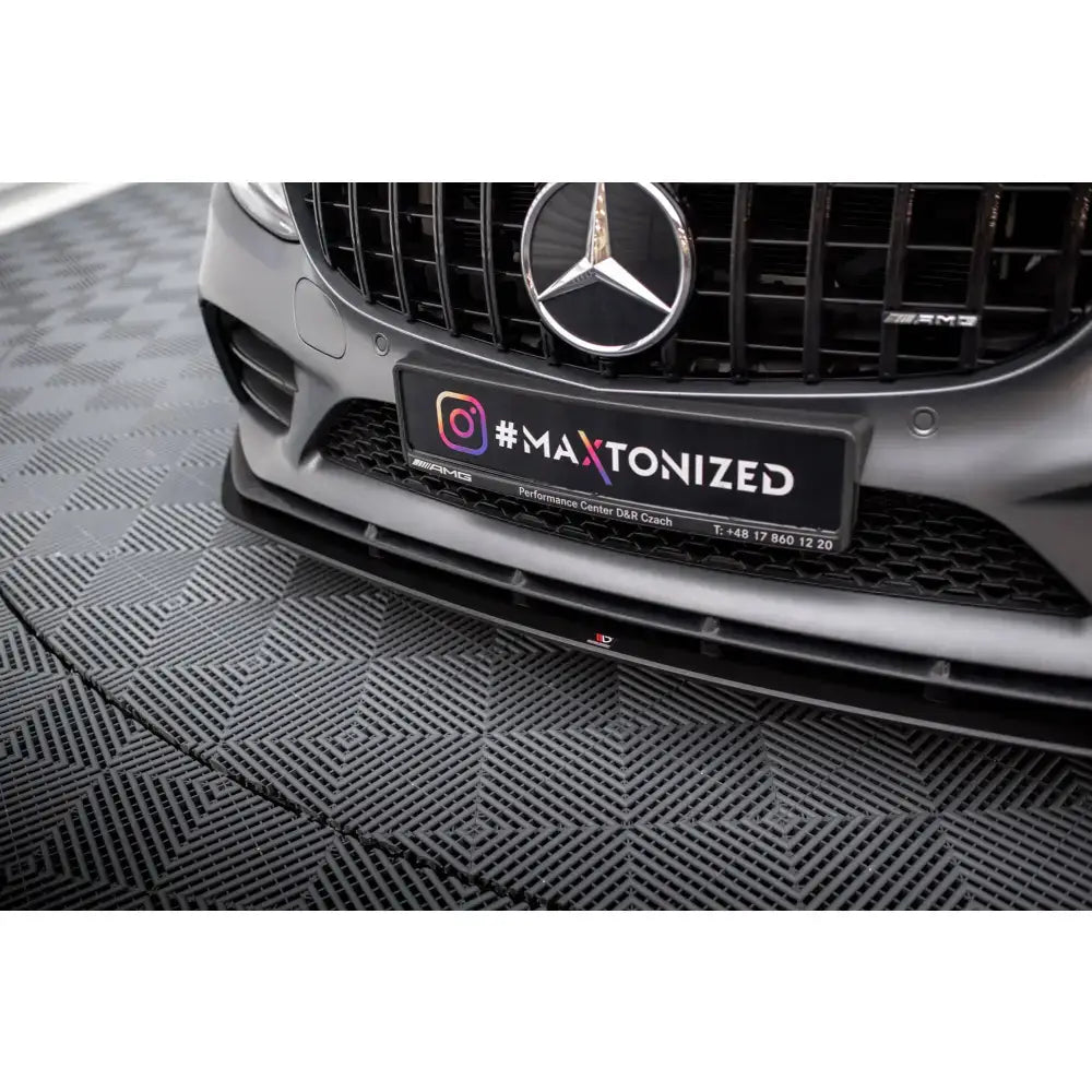 Front lip Street Pro montert på grå Mercedes-AMG C43 Coupe C205 Facelift, fokus på grill og skilt.
