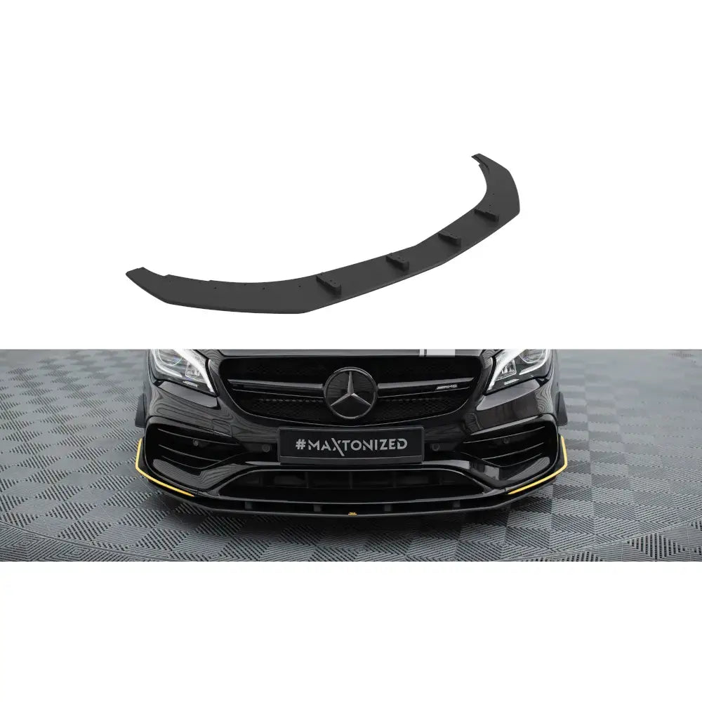 Frontleppe Street Pro Mercedes-AMG CLA 45 Aero C117 i sort plast med gule detaljer, montert på svart bil.