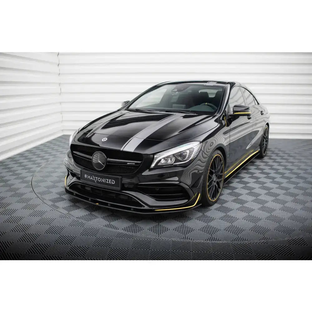 Frontspoiler Street Pro Mercedes-AMG CLA 45 Aero C117 med gule detaljer og svarte felger sett skrått forfra.