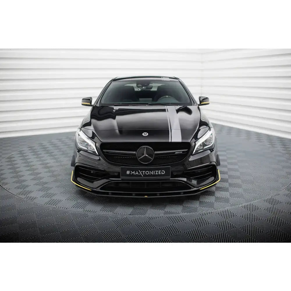 Front lip på Mercedes-AMG CLA 45 Aero C117 med gul kant og lys stripe, sett forfra i lyst rom.