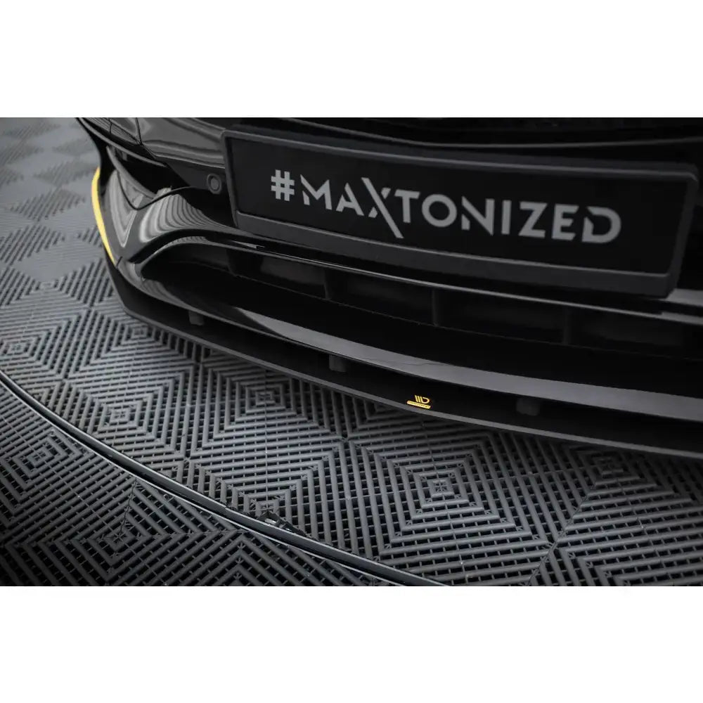 Front splitter Street Pro Mercedes-AMG CLA 45 Aero C117 i sort med gule detaljer, lav vinkel foran.