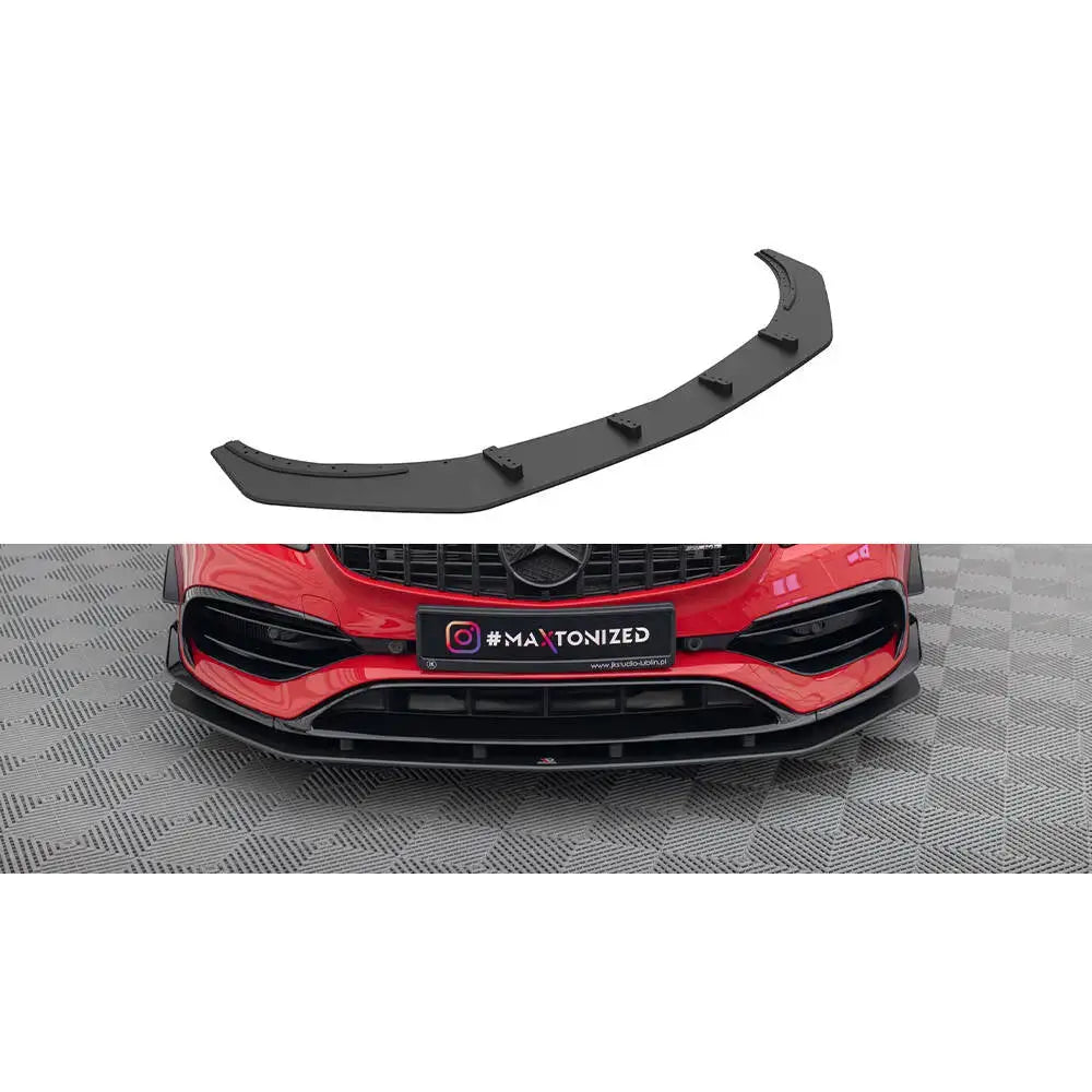 Frontleppe Street Pro Mercedes-Benz A 45 AMG Aero W176, sort matt plast med markante kanter, montert på rød bil.