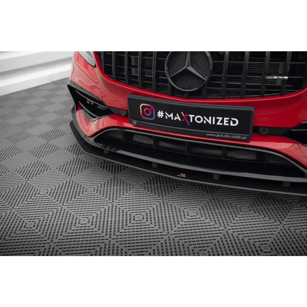 Front lip Street Pro Mercedes-Benz A 45 AMG Aero W176 montert på rød bil med luftinntak og grill.