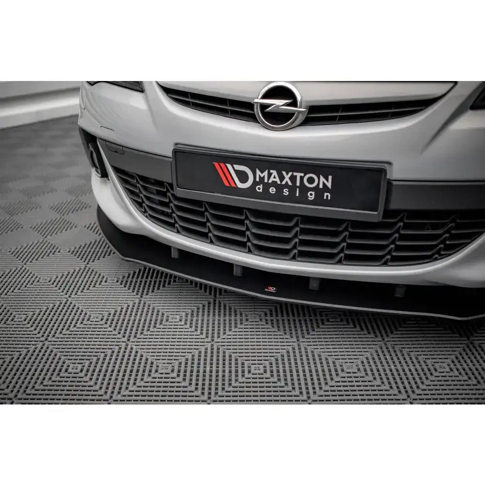 Frontsplitter på Opel Astra GTC med svart Maxton Design-frontleppe og grill, sett fra skrå vinkel.
