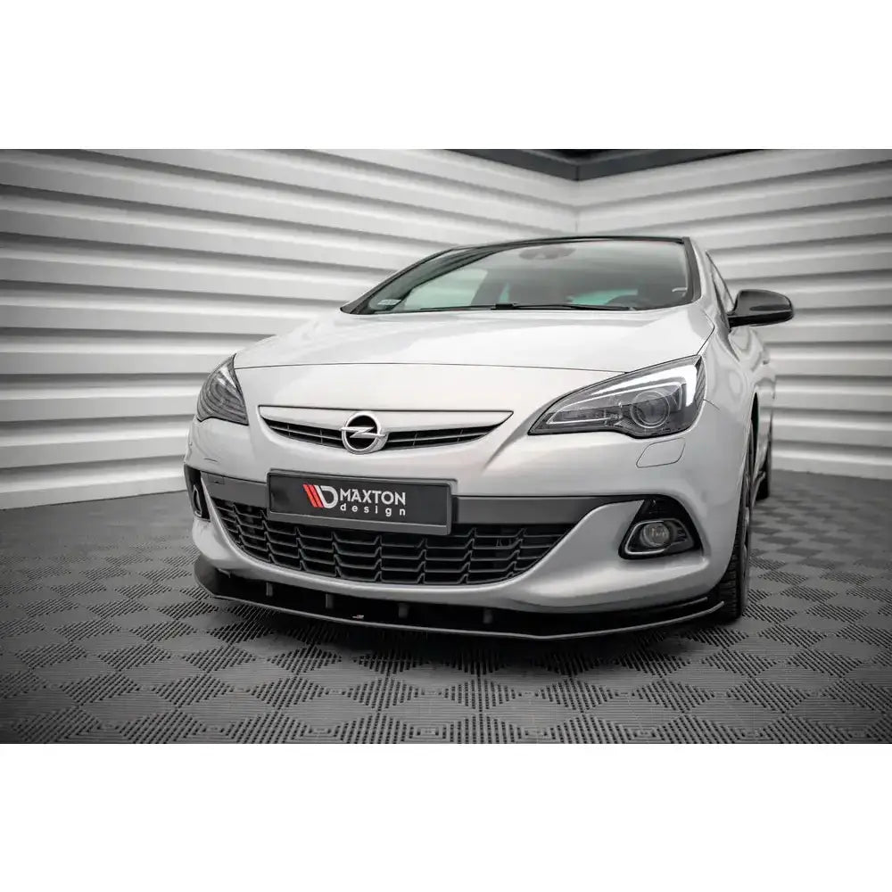 Front lip på Opel Astra GTC OPC-Line J 11-18, svart frontleppe montert under hvit bil i lyst rom.