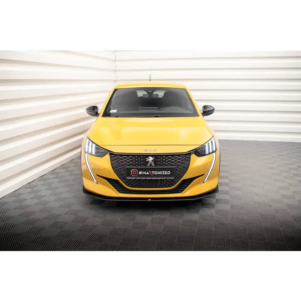 Frontsplitter Street Pro Peugeot 208 GT Mk2 sett forfra på gul bil med svart grill og LED-lys.