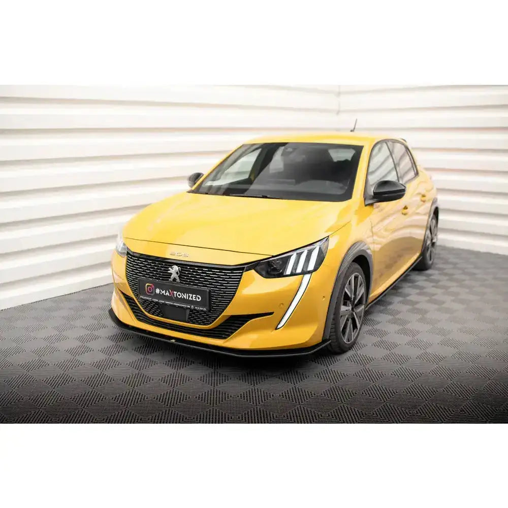 Front lip Street Pro Peugeot 208 GT Mk2 montert på gul bil med svarte detaljer og karakteristiske LED-lykter.