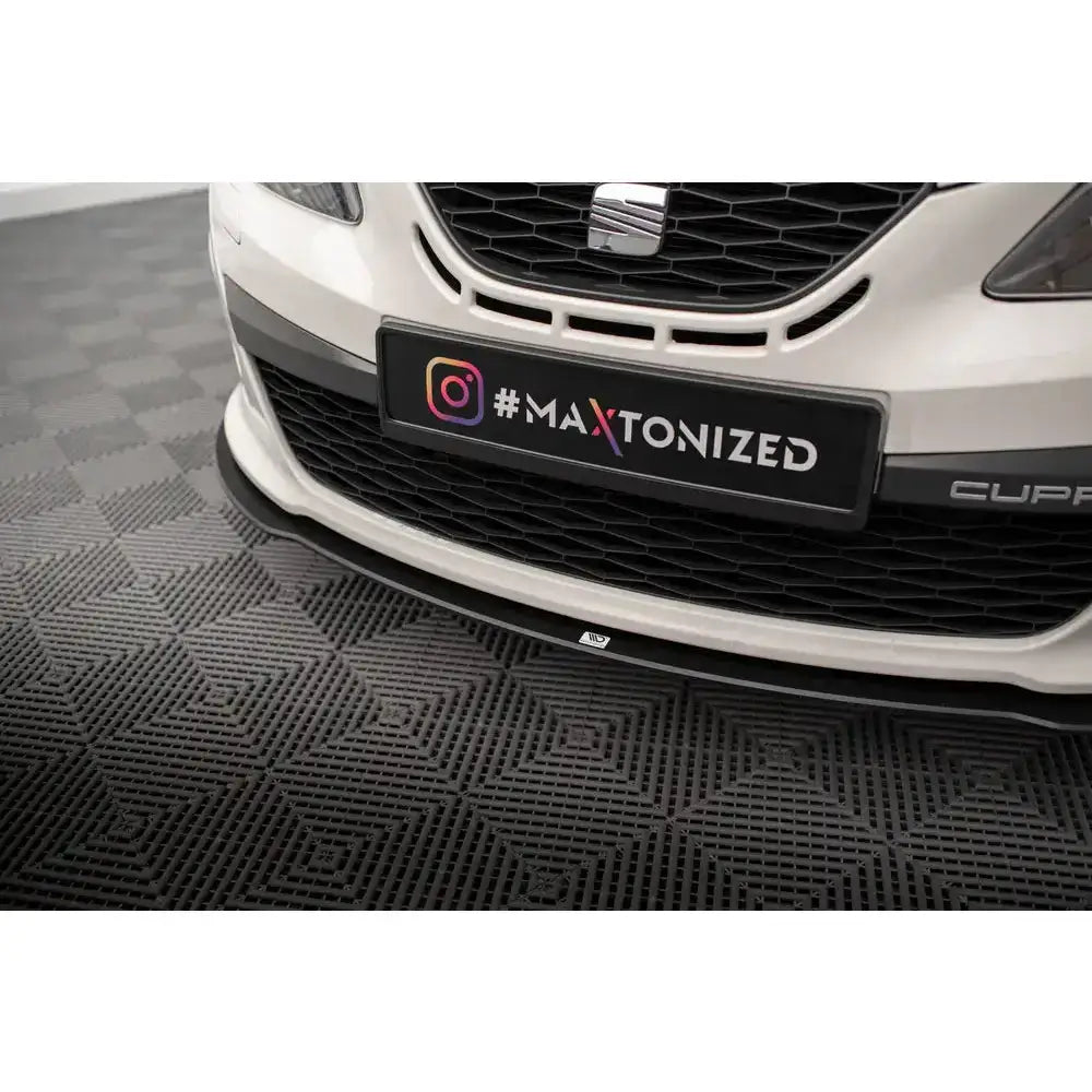 Front lip til Street Pro Seat Ibiza Sport Coupe Mk4 montert på hvit bil, nærbilde av grill og nummerskilt.