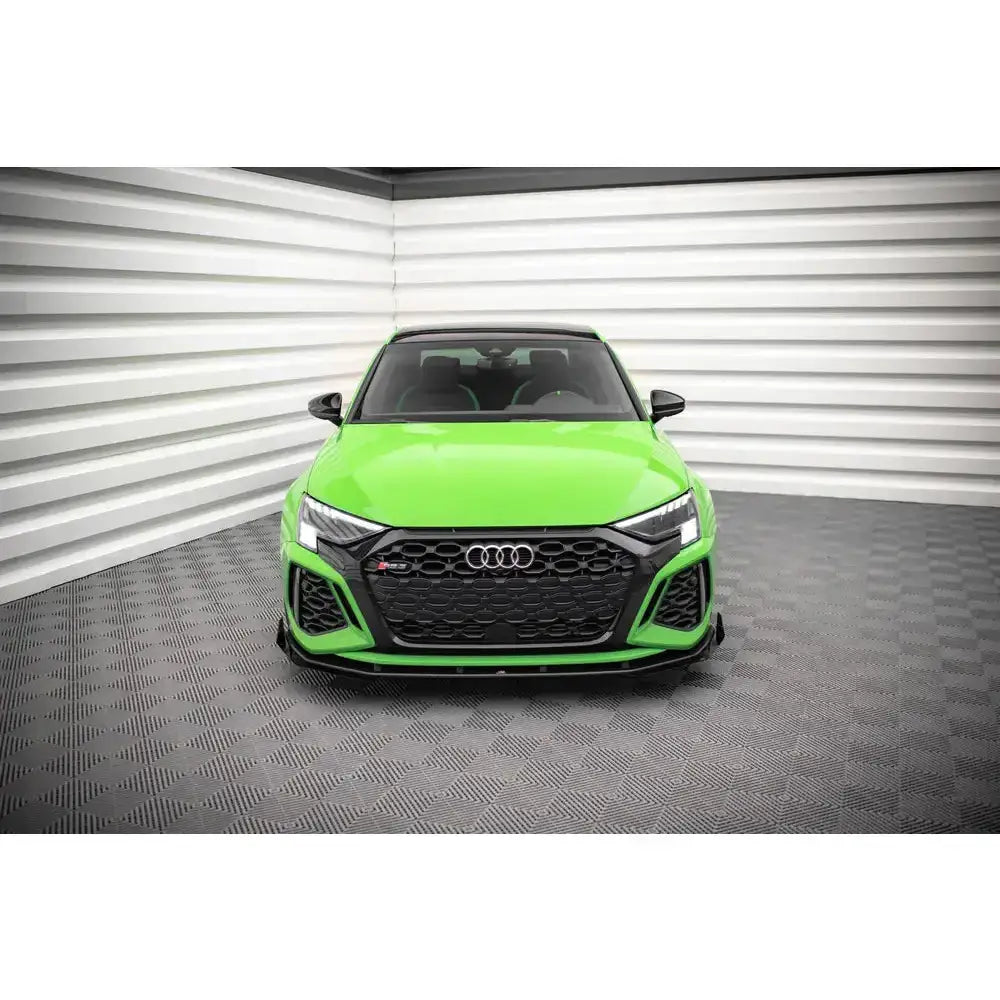 Frontspoiler på Audi RS3 Sportback 8Y med Street Pro V.1 og flaps, sett rett forfra innendørs.