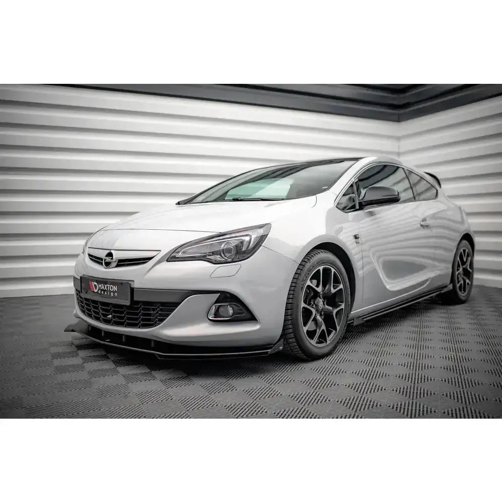 Frontspoiler på hvit Opel Astra GTC OPC-Line J med sorte detaljer og aerodynamisk skjørt foran.