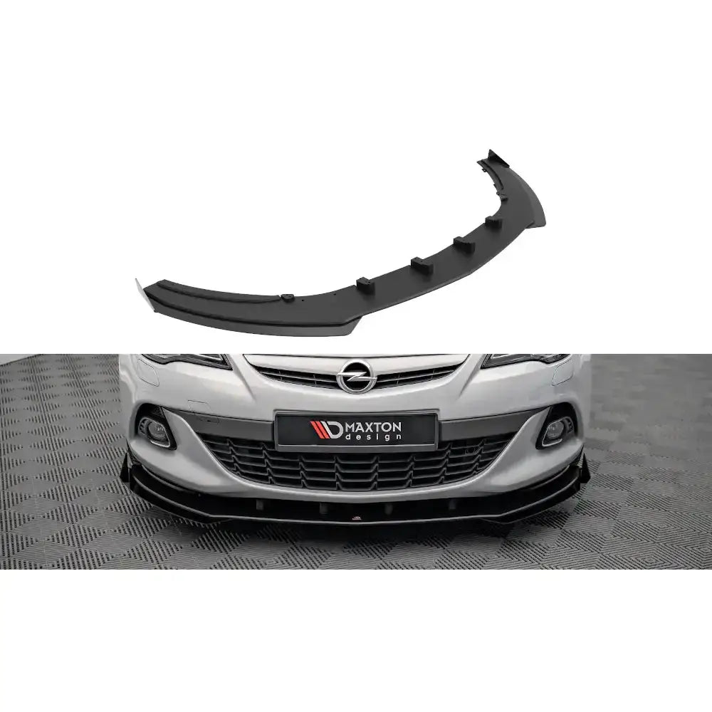 Frontleppe Street Pro V.1 montert på Opel Astra GTC OPC-Line J, sort plast med rillede detaljer.