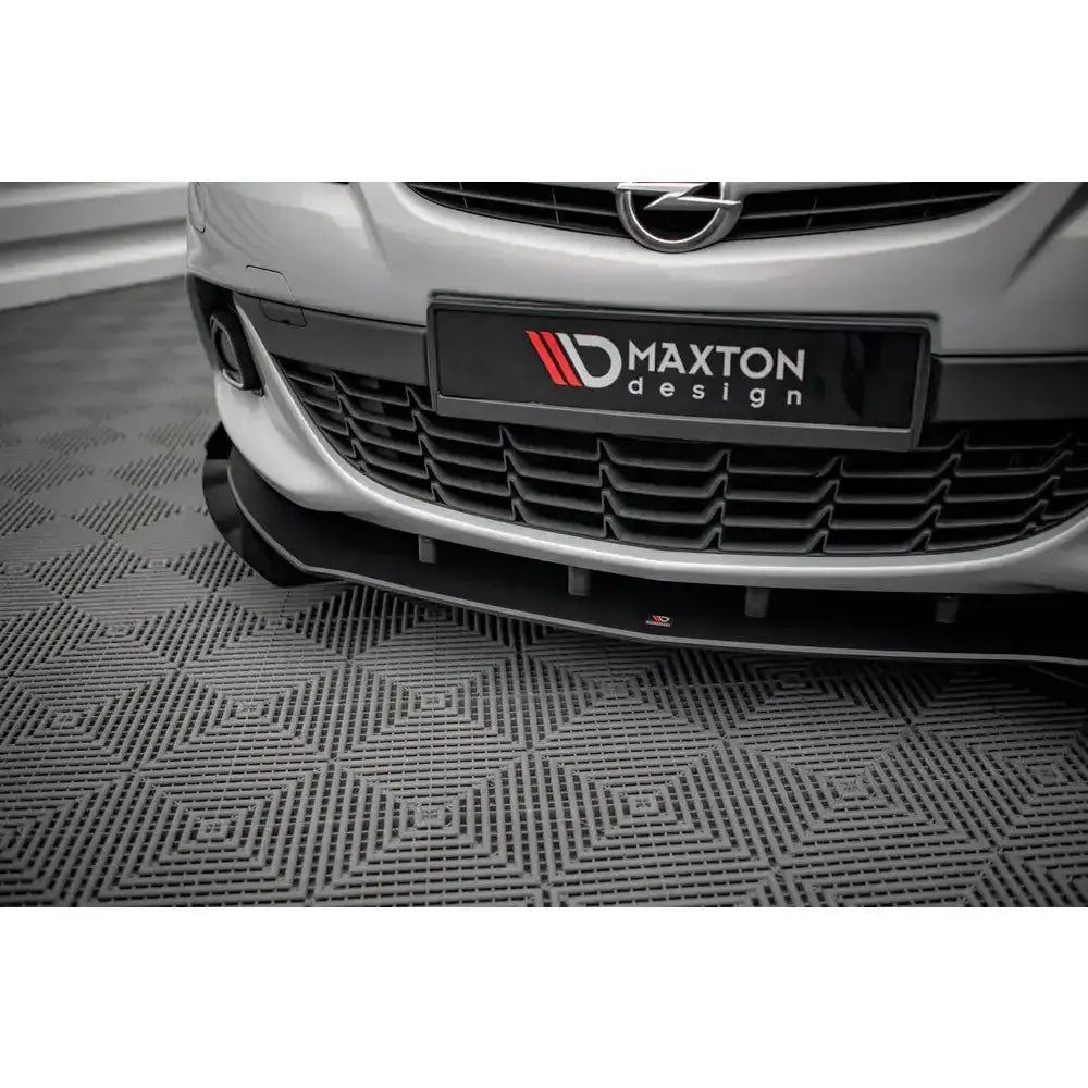 Front lip Street Pro V.1 med flaps montert på sølvgrå Opel Astra GTC, nærbilde på mørkt gulv.