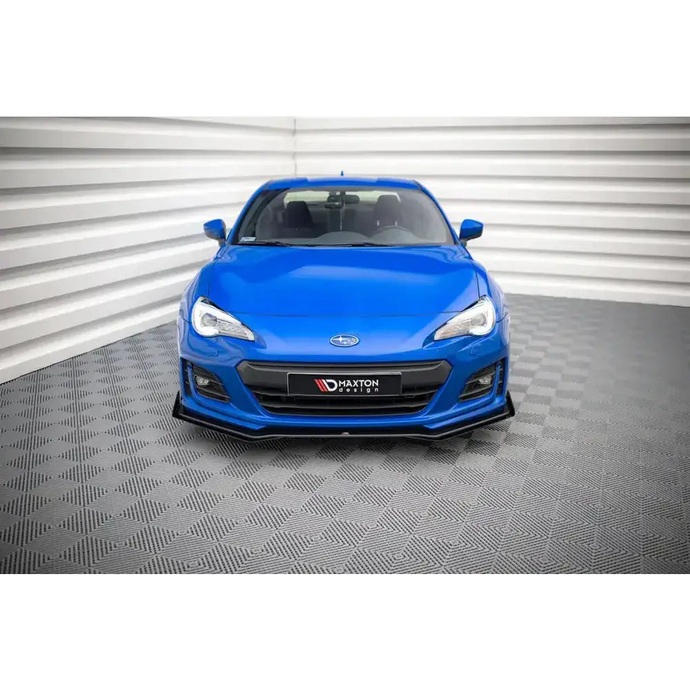 Frontsplitter Street Pro V.1 med flaps montert på blå Subaru BRZ Mk1 Facelift, sett forfra.