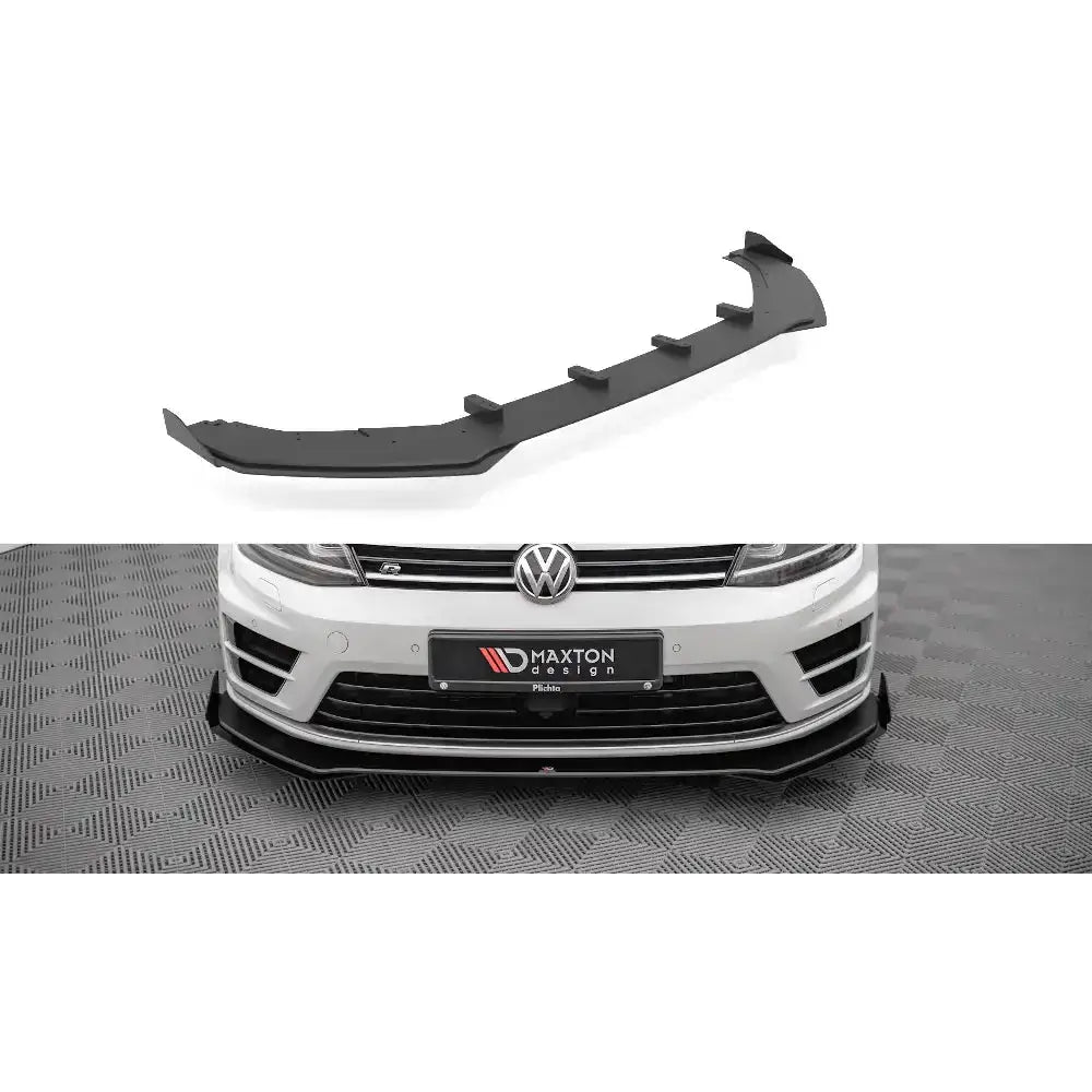 Frontleppe Street Pro V.1 med flaps til Volkswagen Golf R Mk7, montert på bil, sort plast med ribber.