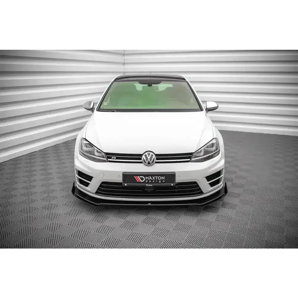 Frontspoiler Street Pro V.1 med flaps montert på hvit Volkswagen Golf R Mk7, sett forfra.