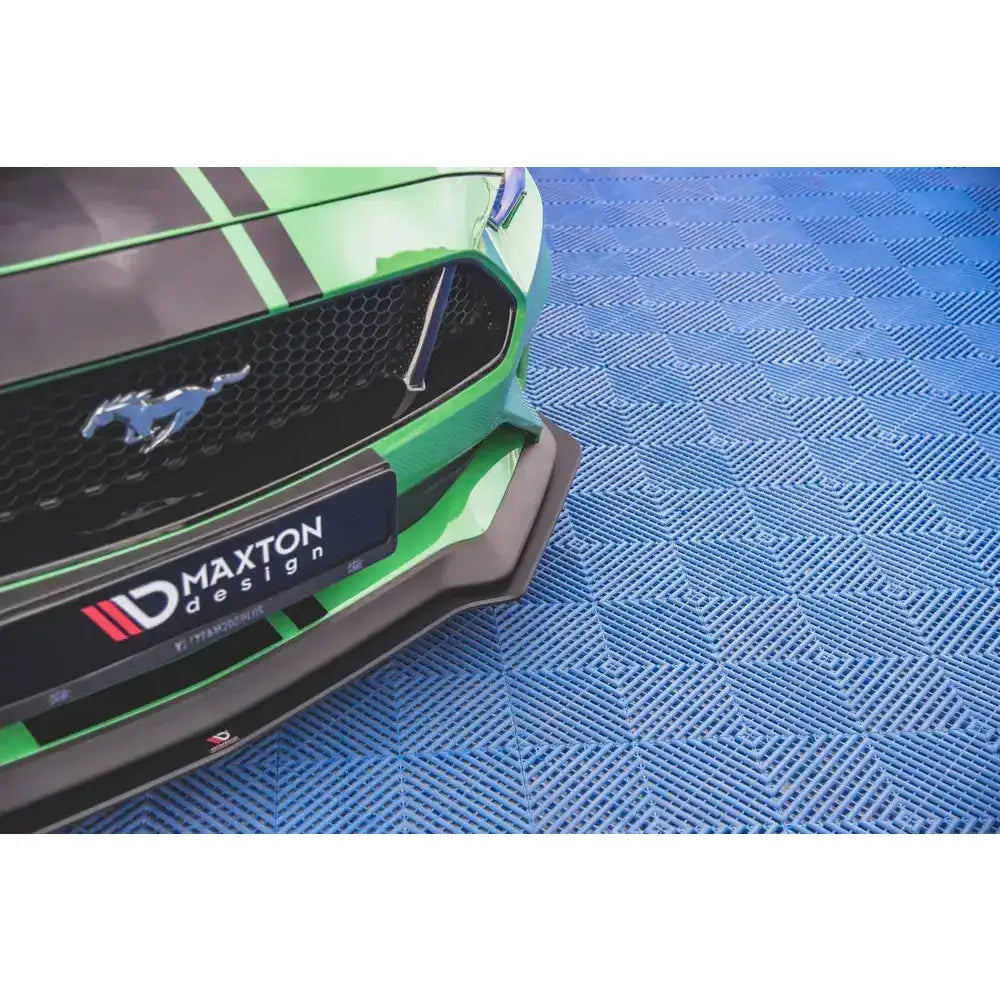 Frontsplitter Street Pro V.1 montert på grønn Ford Mustang GT MK6, sett fra skrå vinkel.