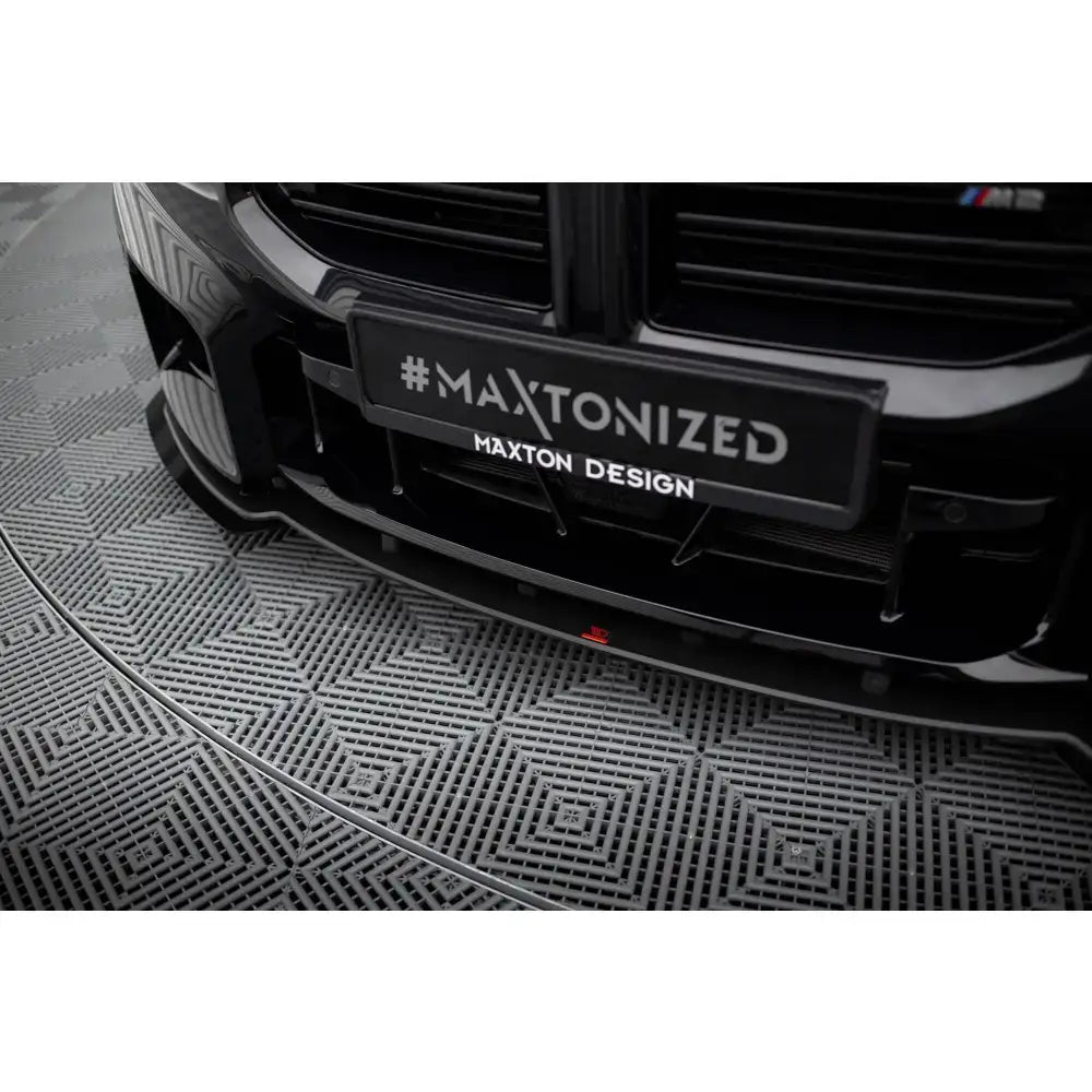 Front lip Street Pro V1 med flaps til BMW M2 G87, sort og glanset, montert med Maxton Design-logo.