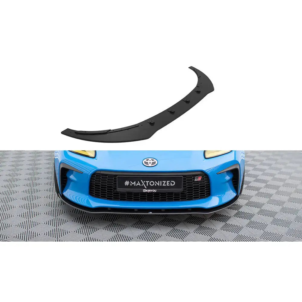 Frontleppe Street Pro V1 Toyota GR86 Mk1 montert på blå bil, skilt med tekst og logo synlig.
