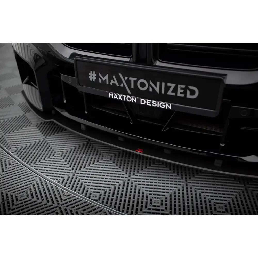 Front splitter Street Pro V2 BMW M2 G87 i sort blank plast sett forfra med logo og navnetrekk synlig.