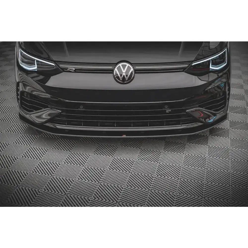 Frontsplitter Street Pro Volkswagen Golf R Mk8 sett forfra med sort finish og VW-logo på grillen.