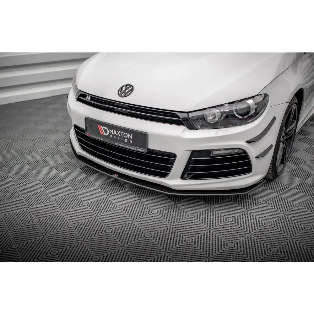 Frontspoiler Street Pro Volkswagen Scirocco R Mk3 med sorte detaljer og Maxton Design-logo, sett fra skrå vinkel.