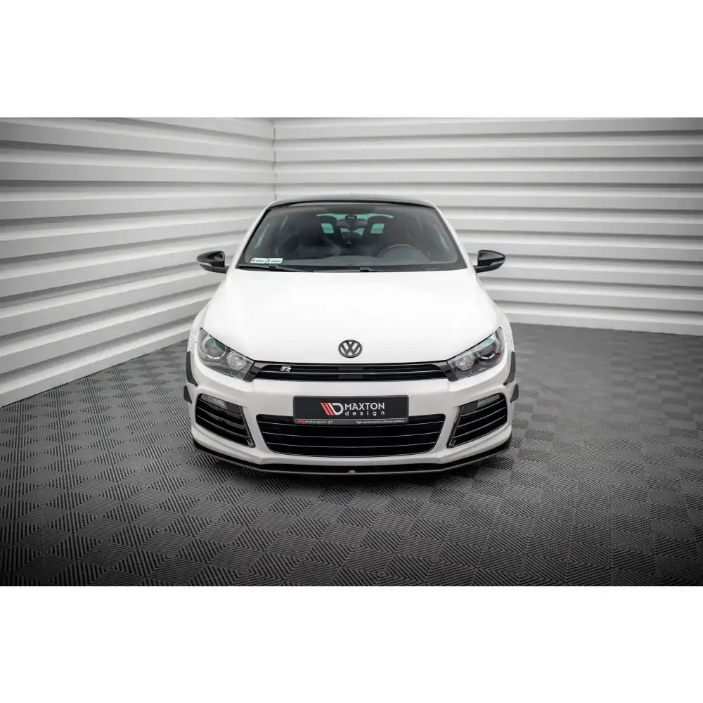 Frontsplitter Street Pro Volkswagen Scirocco R Mk3 montert på hvit sportsbil sett forfra med svarte detaljer.