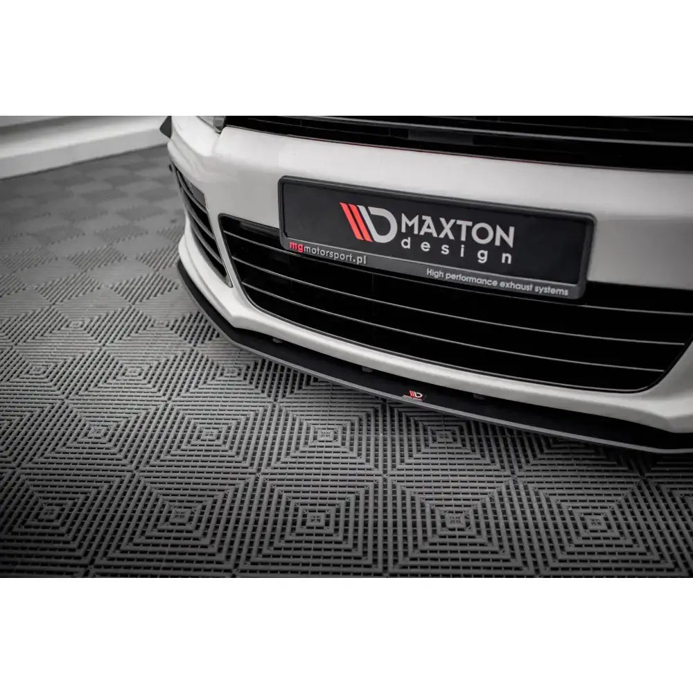 Front lip til Volkswagen Scirocco R Mk3, sort aerodynamisk leppe montert under hvit frontfanger.