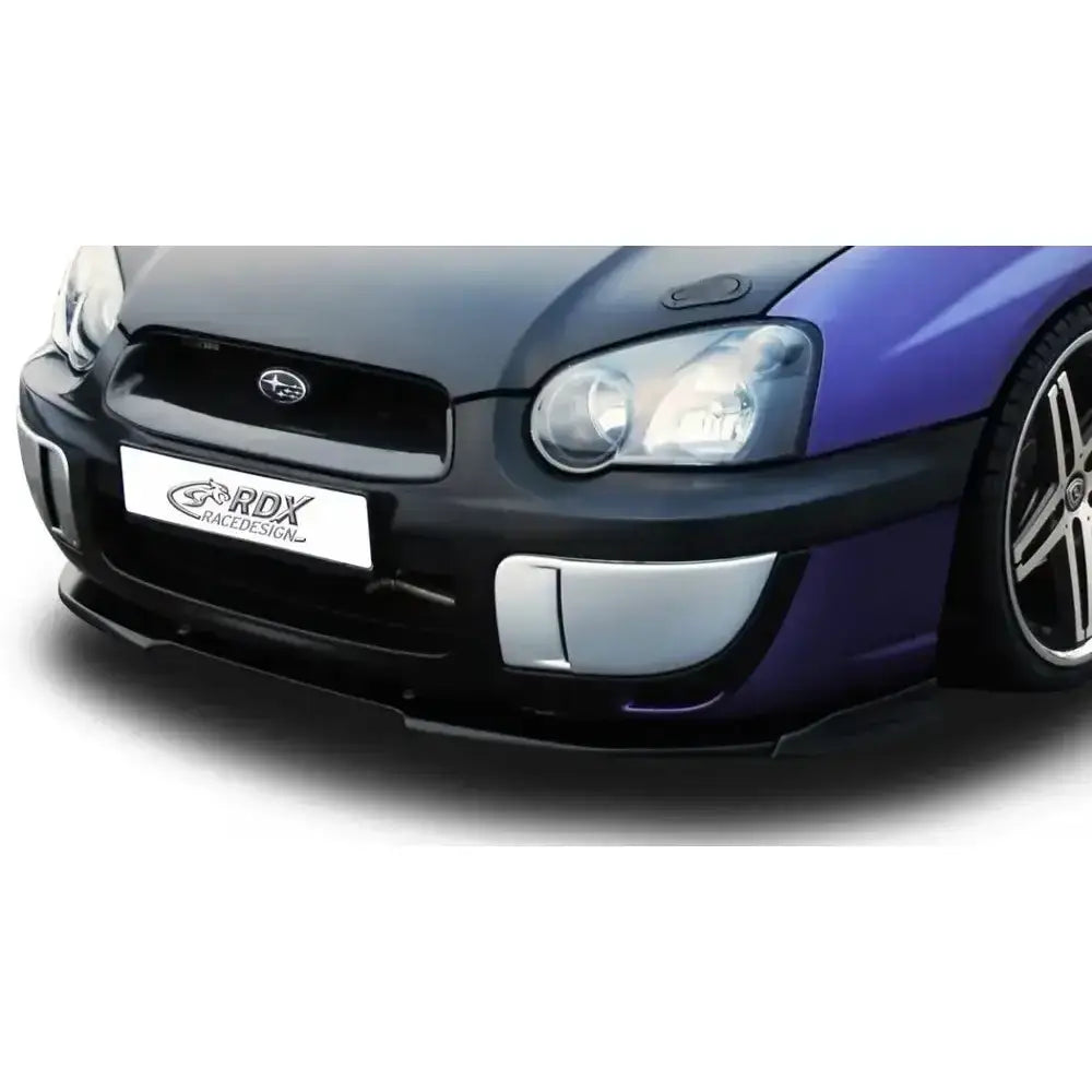 Frontleppe Subaru Impreza 3 WRX 03-05 montert på sort og mørkeblått frontparti, sett skrått forfra.