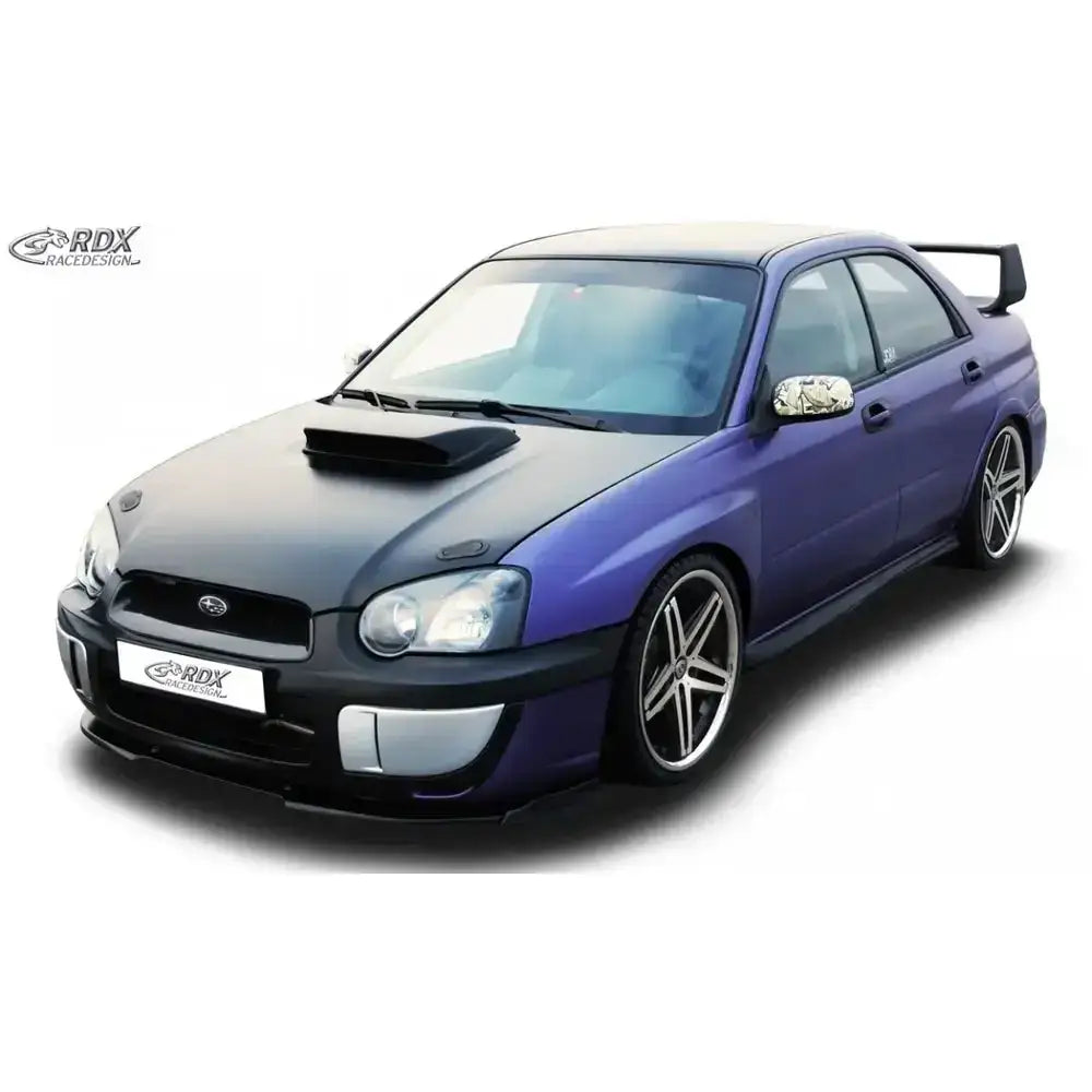 Frontspoiler Subaru Impreza 3 WRX 03-05 montert på blå og svart sedan med hekkspoiler og sportsfelger.