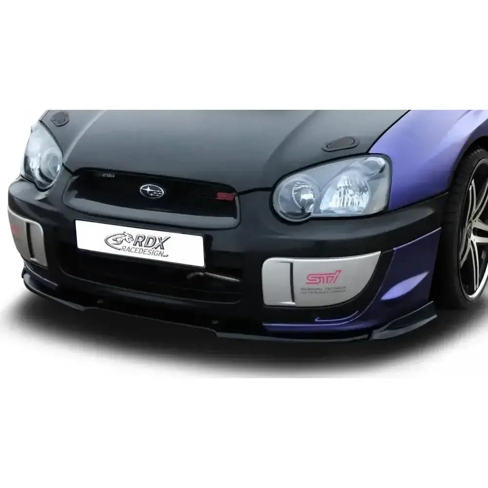 Frontleppe Subaru Impreza 3 WRX STI 03-05 montert på bil med STI-logo og tofarget støtfanger.