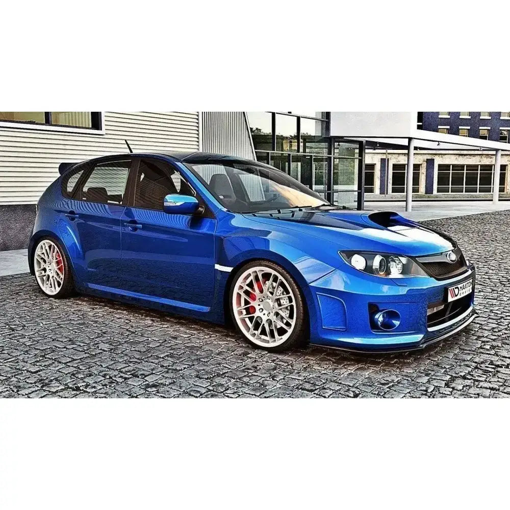 Frontspoiler på blå Subaru Impreza Wrx Sti 2011-2014 med store felger og røde bremsekalipere.