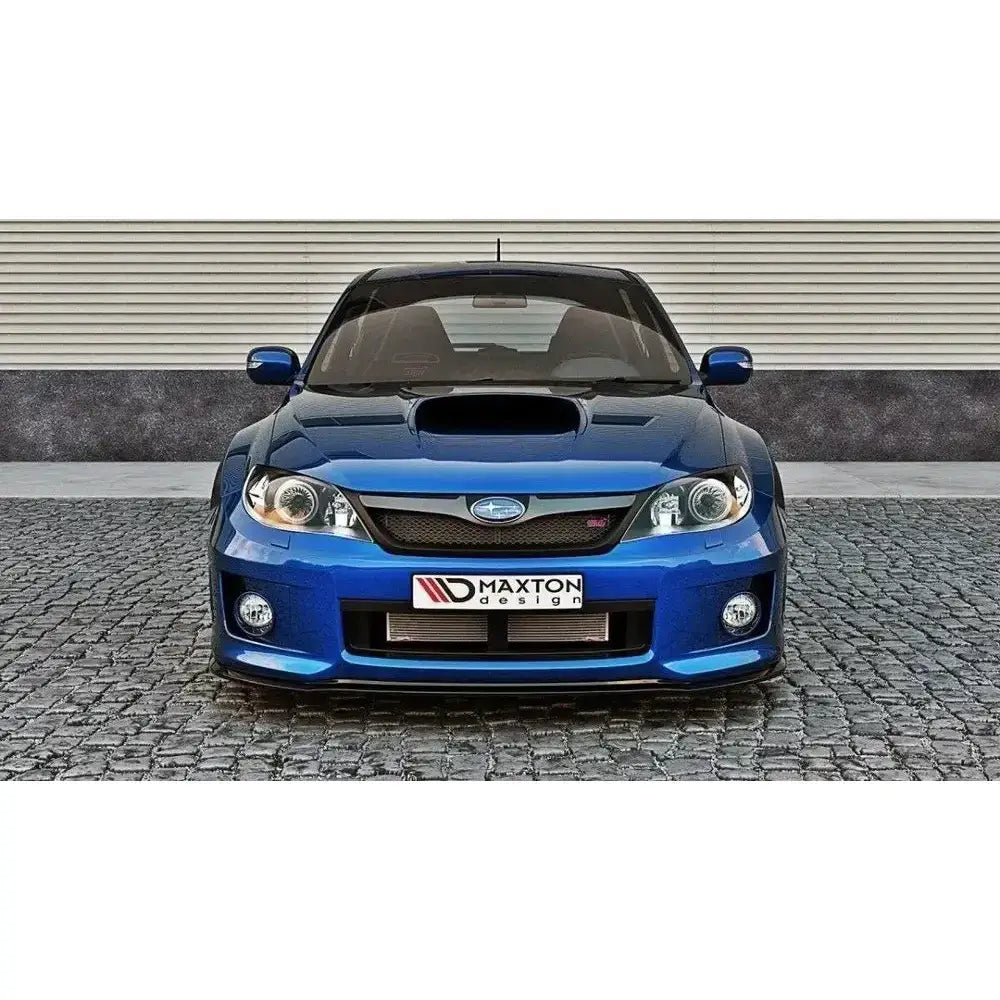 Frontsplitter på blå Subaru Impreza Wrx Sti 2011-2014 med Maxton Design-logo foran på brostein.
