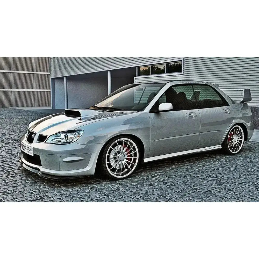 Frontspoiler Subaru Impreza Wrx Sti Hawkeye sølvfarget sports-sedan med aluminiumsfelger og bakspoiler.